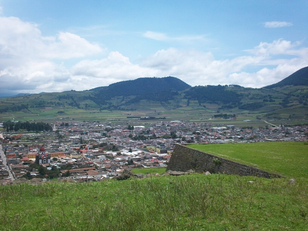 100_0205 Vista del poblado de Tenango del Valle desde la Zona Arqueológica de Teotenango