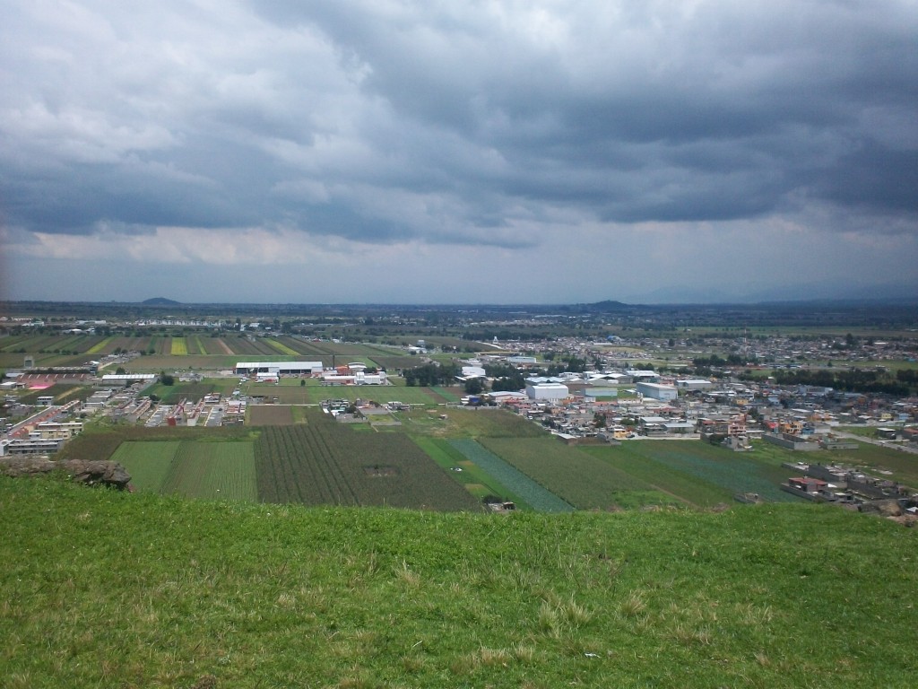 100_0207 Hermosa vista del Valle de Toluca desde la zona Arqueológica de Teotenango al fondo a la derecha el cerro de Chapultepec y al fondo a la izquierda el cerro de Metepec