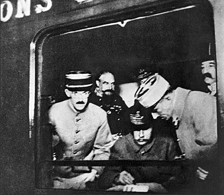 Firma del armisticio de la I Guerra Mundial El 11 de noviembre de 1918, representantes de los gobiernos de Francia, Alemania y Gran Bretaña se reunieron en un vagón de un tren, en los alrededores de la ciudad francesa de Rethondes, y firmaron el armisticio que puso fin a la I Guerra Mundial. Con la rendición incondicional alemana concluyó una de los conflictos bélicos más cruentos de la historia de la humanidad. Precisamente en ese mismo vagón, 22 años más tarde, tuvo lugar la rendición francesa a la Alemania nacionalsocialista de Adolf Hitler en el transcurso de la II Guerra Mundial