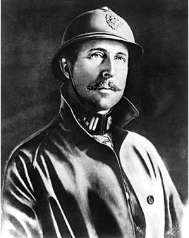 Alberto I de Bélgica Vestido de uniforme militar, esta fotografía reproduce la imagen de Alberto I, rey de los belgas entre 1909 y 1934, quien permaneció junto a sus tropas durante toda la I Guerra Mundial (1914-1918), en el territorio de su país que los alemanes no habían logrado ocupar.