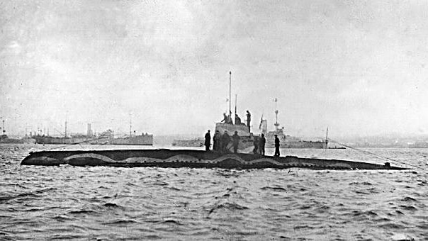 Submarino alemán Los submarinos alemanes iniciaron un bloqueo sobre las islas Británicas en febrero de 1915. El hundimiento de las naves aliadas causó un gran número de bajas, al abandonarse el principio por el cual se permitía la evacuación de las naves civiles antes de su hundimiento. En mayo, un submarino alemán torpedeó al Lusitania, un vapor de pasajeros británico. Éste se hundió en menos de 20 minutos frente a la costa meridional de Irlanda, y fallecieron 1.198 civiles, entre los que se encontraban 128 estadounidenses. El incidente estuvo a punto de anticipar la intervención de Estados Unidos en el conflicto mundial, que se produjo en 1917.