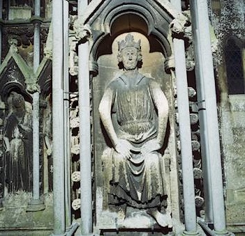 El 28 de septiembre de 1066, Guillermo, duque de Normandía, desembarcó con su ejército en las costas de Inglaterra para hacer efectivas sus pretensiones al trono inglés. Guillermo ya había demostrado su efectividad en el arte de la guerra tras derrotar en 1054 y 1058 a las fuerzas francesas de Enrique I. En la batalla de Hastings, librada el 14 de octubre de aquel año 1066, Guillermo venció a las tropas de Harold II, último soberano sajón inglés, lo que le permitió convertirse en el primer monarca normando de Inglaterra. Esta efigie de Guillermo I el Conquistador se encuentra en la catedral de Wells (Somerset, Inglaterra).