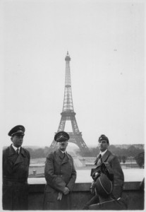 Simbólica fotografía: Hitler y su comitiva en la amanecida del 23 de junio de 1940 posan tras la torre Eiffel de París.