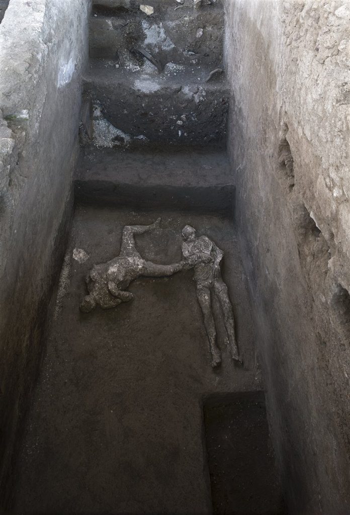 Calcos de los dos hombres hallados en la villa suburbana de Civita Giuliana, en el lugar donde fueron localizados.